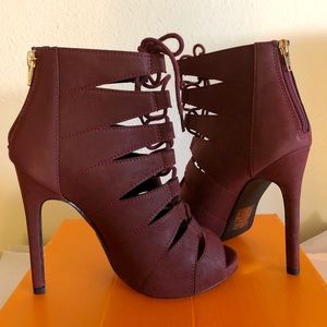 Women’s burgundy lace up front / Zipper back heel
